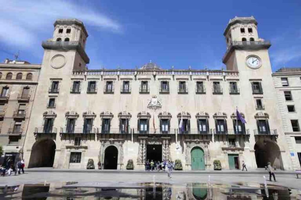 Charming & Spacious Apartment In Historic Centre & Short Walk To Beach 阿利坎特 外观 照片